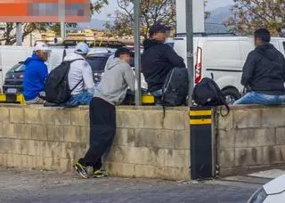 La condena laboral de los sin papeles: colas en polígonos de Palma para trabajar sin contrato