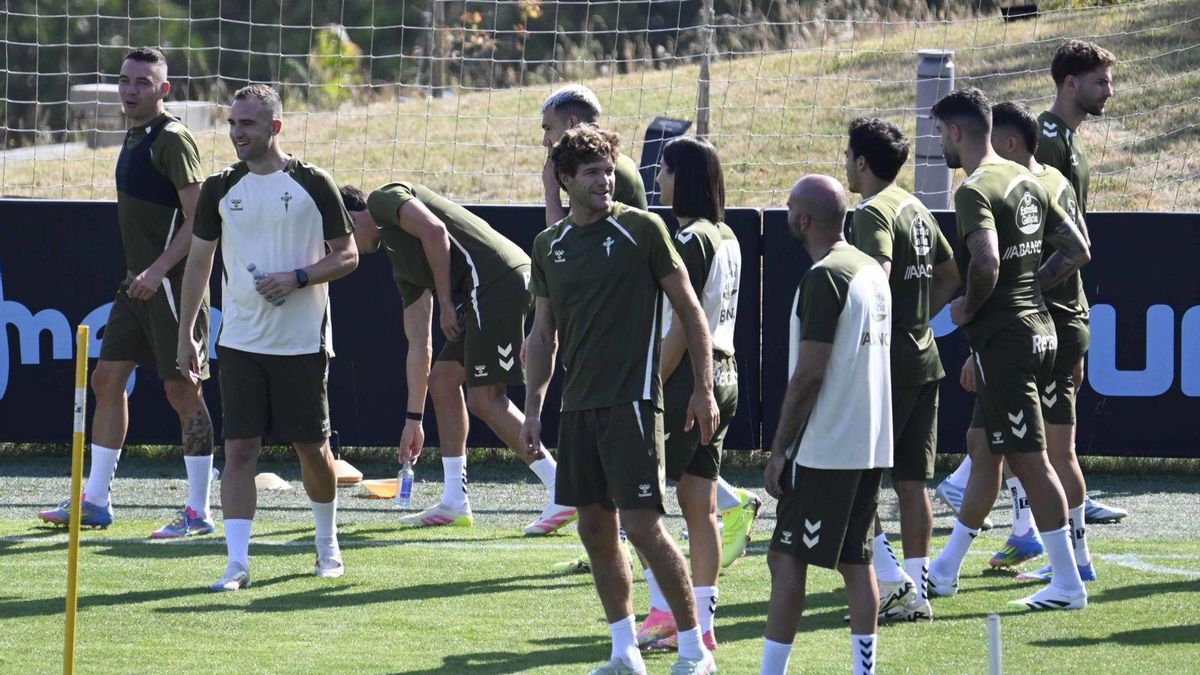 Giráldez habla con Marcos en la primera sesión de entrenamiento.