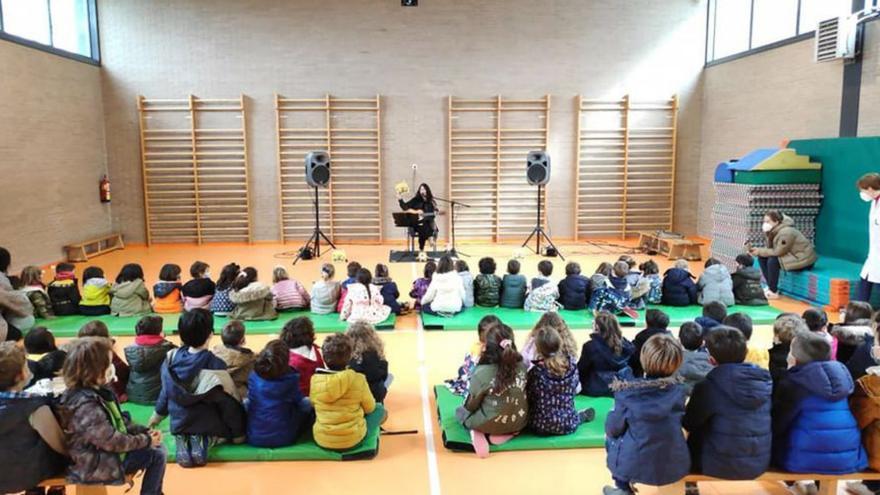 Concierto de Silvia Penide ante alumnado del colegio Juana de Vega de la parroquia de Nós