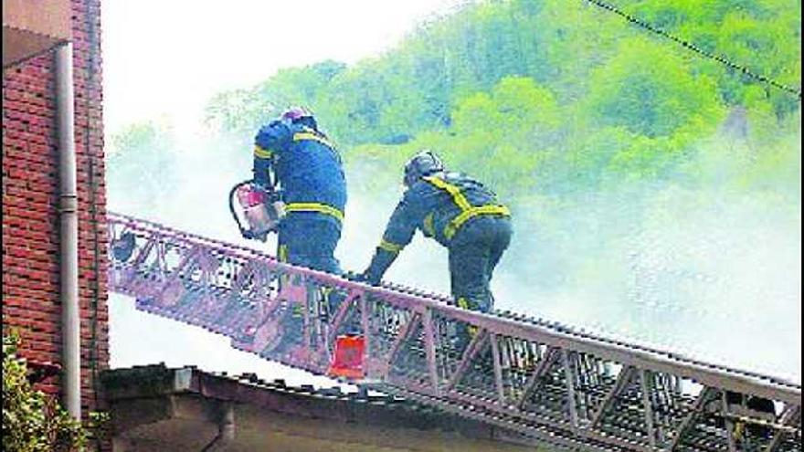 Incendio en el almacén general del Ayuntamiento de Aller