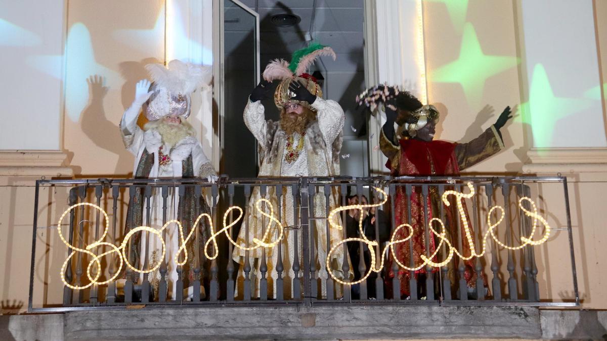 Melcior, Gaspar i Baltasar saluden als nens que els han anat a esperar a la cavalcada de Blane