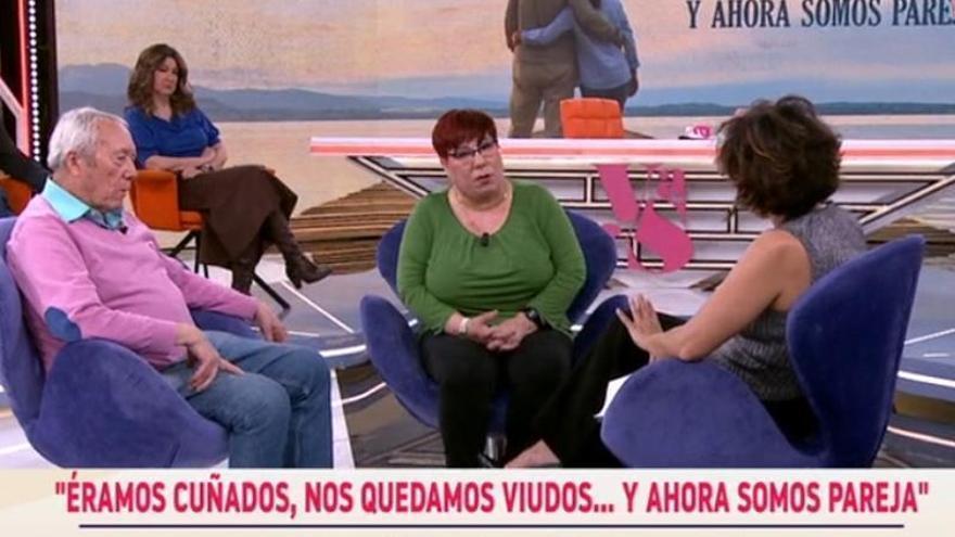 El duro testimonio de Mercedes, de 57 años, que tras enviudar comenzó a salir con su cuñado: "Mi marido era muy celoso, me encerraba en casa bajo llave"