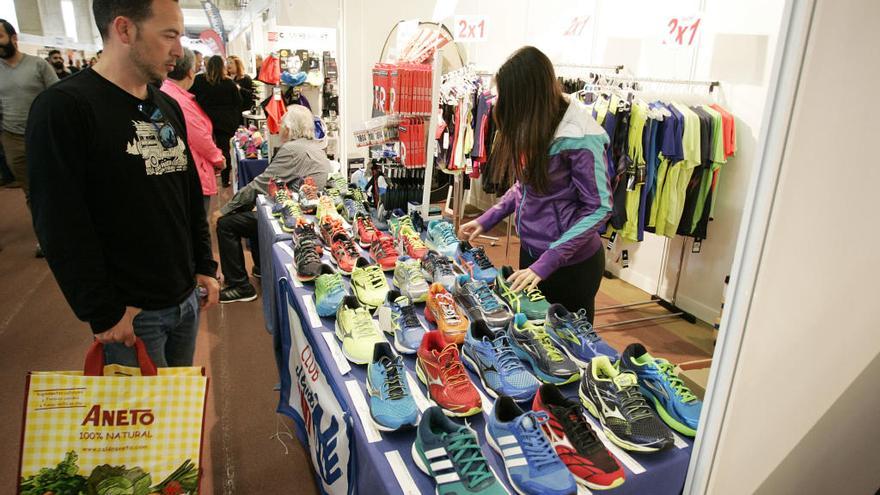 Durante el viernes y el sábado, los atletas recogen sus dorsales y se celebra la feria del corredor en el estadio de atletismo.