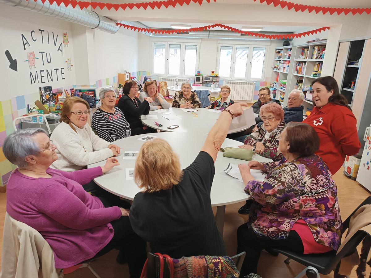 Una de las actividades organizadas por Cruz Roja de Langreo dirigidas a personas mayores, en una imagen de archivo.