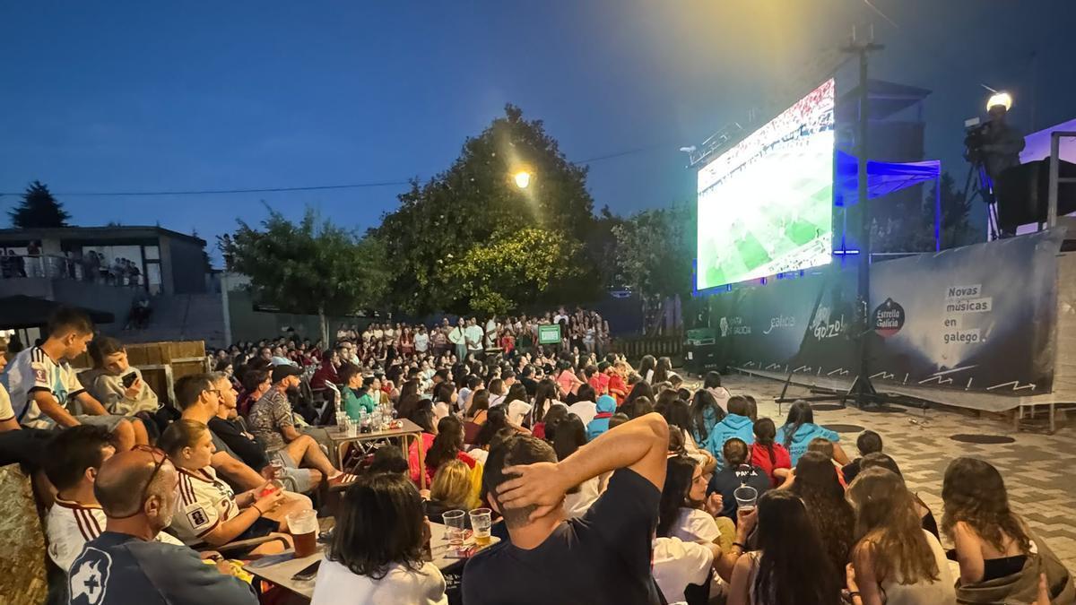 Las buenas temperaturas invitaron a muchos compostelanos a acudir a ver el partido al Monte do Gozo