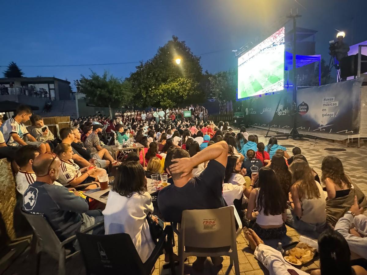 Las buenas temperaturas invitaron a muchos compostelanos a acudir a ver el partido al Monte do Gozo