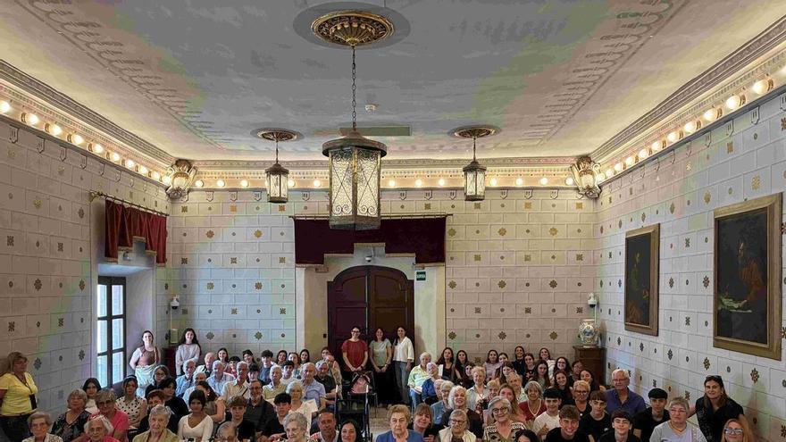 De parlar per cartes a veure's les cares: 36 parelles de persones grans i adolescents es coneixen després de tot un any