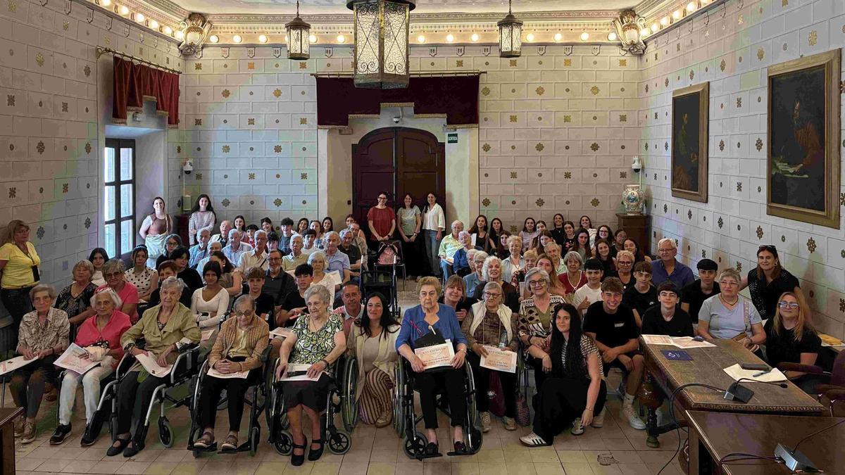 Les 36 parelles formades per persones grans i adolescents a l'Ajuntament de la Seu