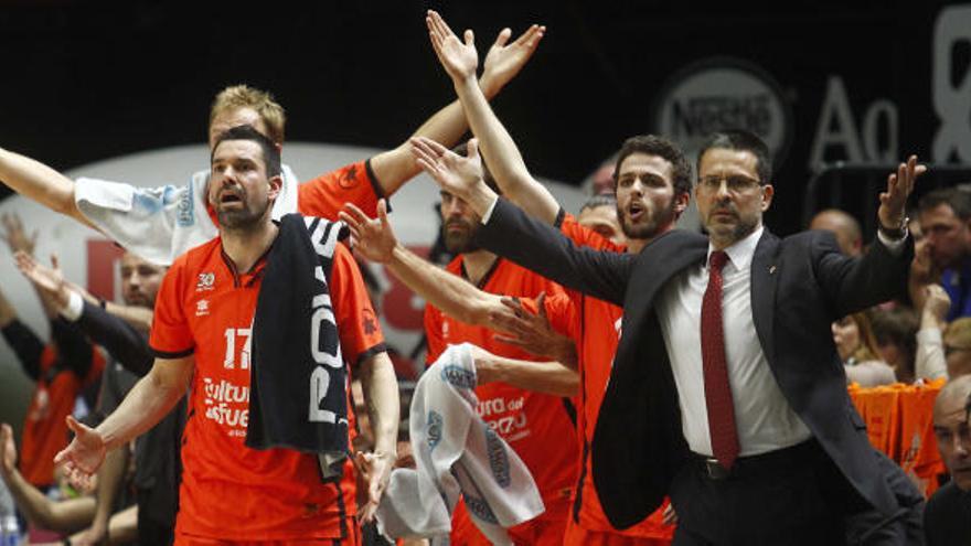 Los jugadores del Valencia Basket protestan una de las acciones del partido ante Unicaja