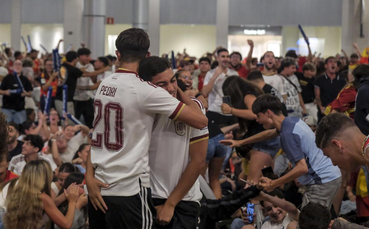 Afición española viviendo el cruce de España-Portugal en el CC Los Alisios