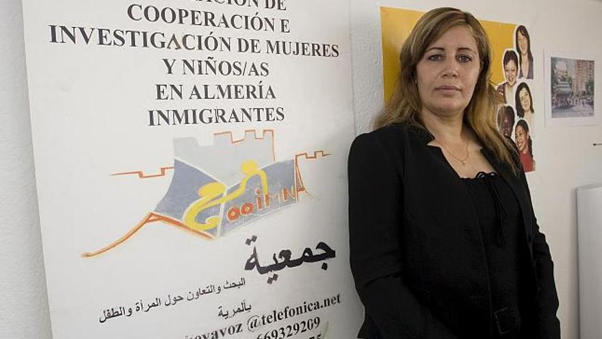 Naima, una licenciada marroquí que reflotó desde un almacén agrícola