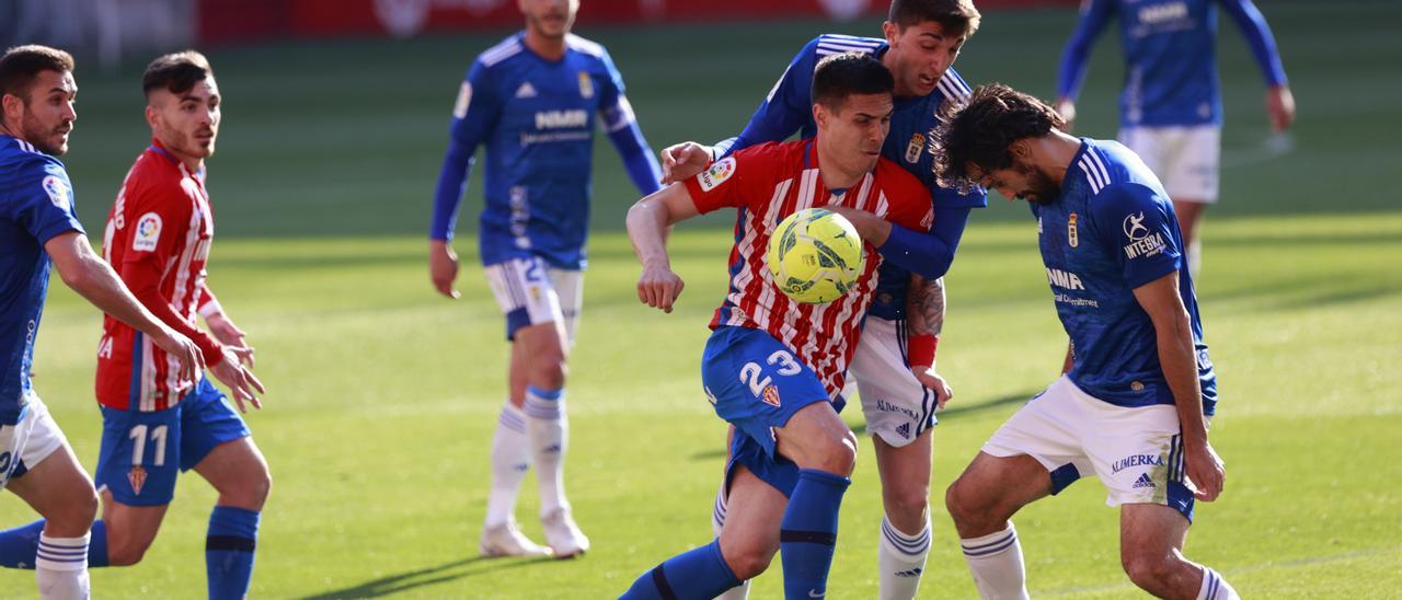 Djuka pugna con Edgar y Arribas en el último derbi