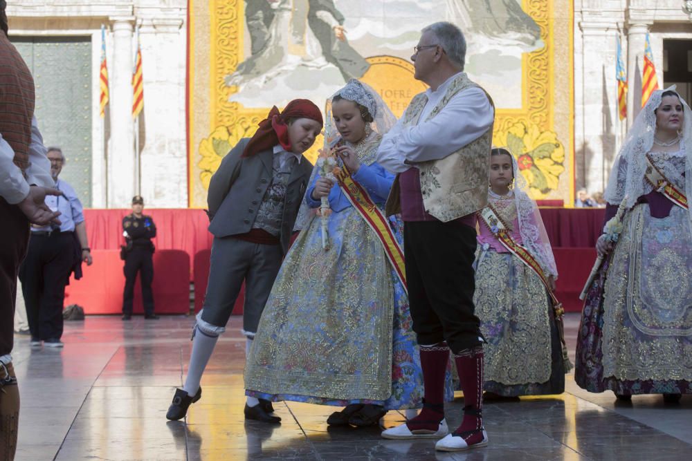 Desfile de las falleras mayores de las diferentes comisiones durante la procesión general de la Mare de Déu dels Desemparats.