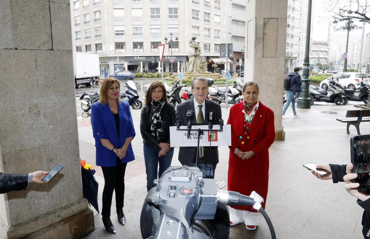 Presentación en la calle Rosalia de Castro del programa municipal de movilización de viviendas vacías para alquiler asequible, con Yolanda Aguiar, María José Caride, Abel Caballero y Carmela Silva.