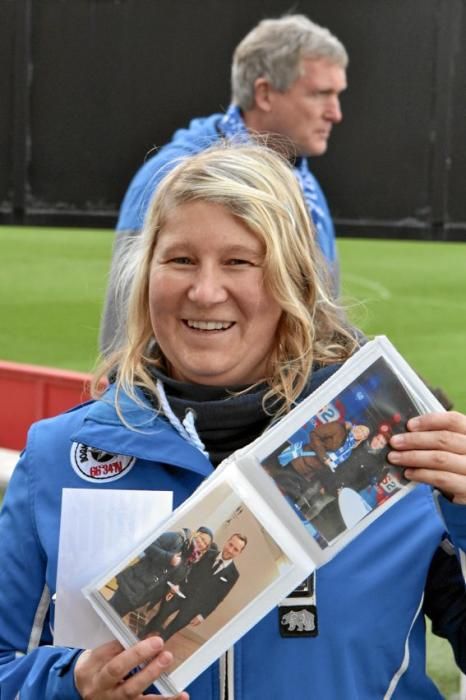 Hertha-Fans schauen beim Training zu.