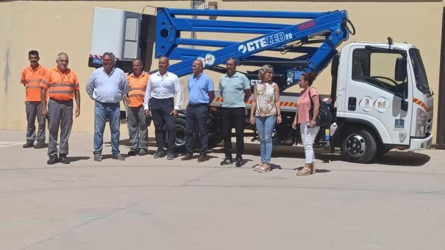 La alcaldesa con los concejales Orlando Cabrera, Bartolomé Acosta, Nélida García, técnicos municipales y personal de la empresa.