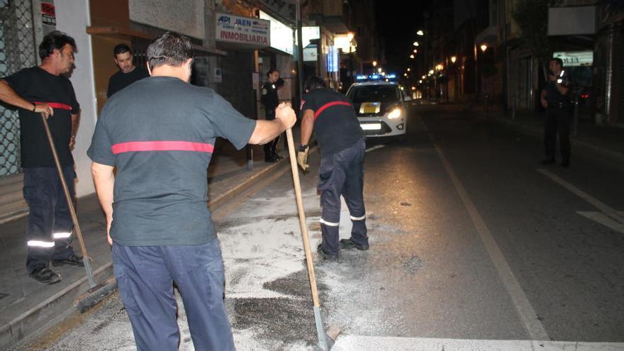 Los bomberos realizaron labores de limpieza en la calle Ramón Gallud el pasado jueves por la noche