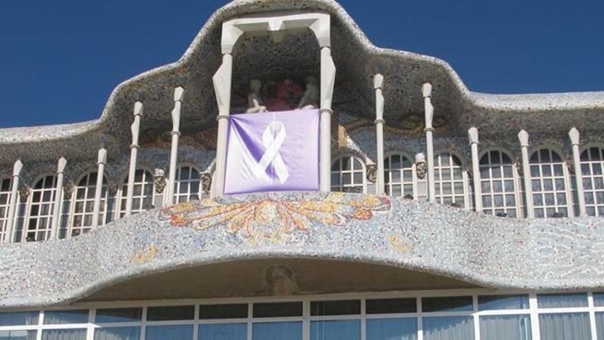 La fachada de la Asamblea Regional luce desde ayer un gran lazo blanco.