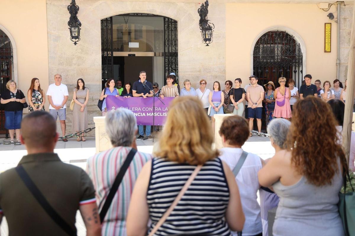 Acto de condena por el crimen machista frente al Ayuntamiento de Cullera.