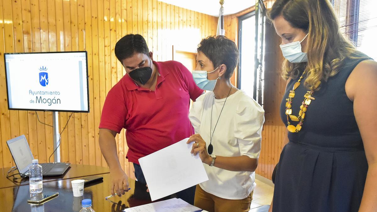 Mencey Navarro, Onalia Bueno y Pilar Sánchez, jefa de Urbanismo.