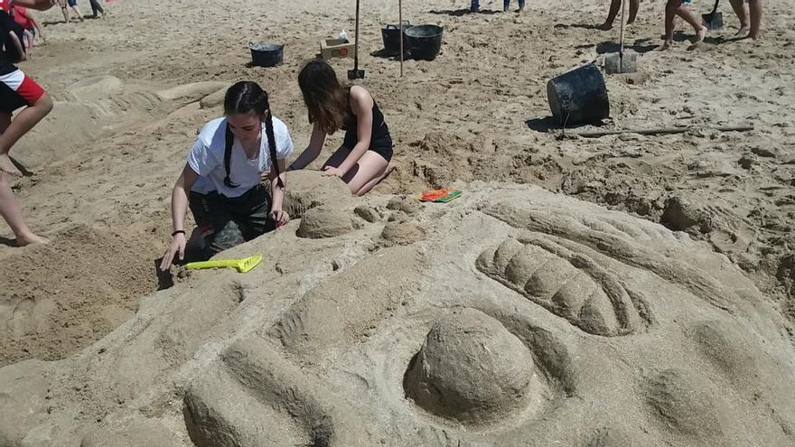 Una de las esculturas elaboradas esta mañana en la playa grovense de A Lanzada.