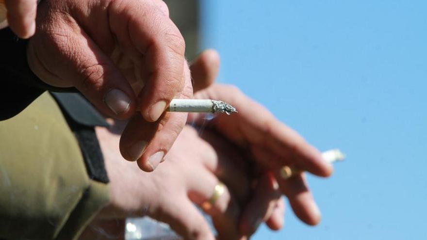 Sanidade baraja cambios legales para evitar que los menores fumen en zonas públicas