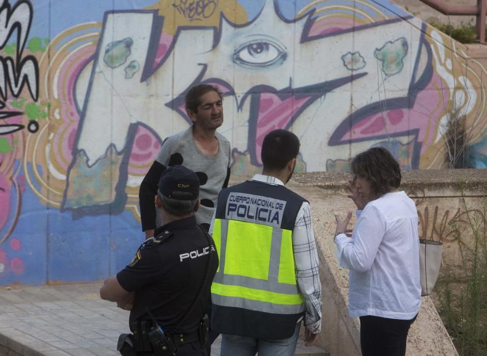 Hallan el cadáver de un indigente bajo un puente en la calle Teulada de Alicante