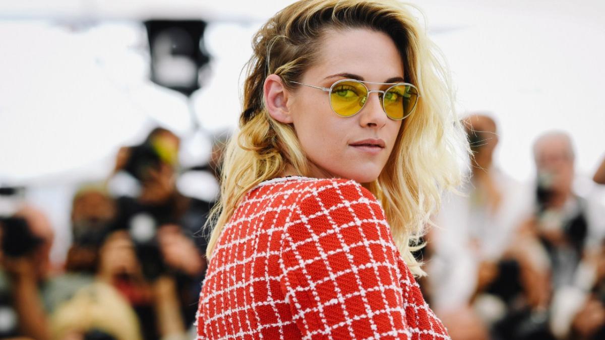 Kristen Stewart con unas gafas de aviador y un traje de Chanel en el Festival de Cannes