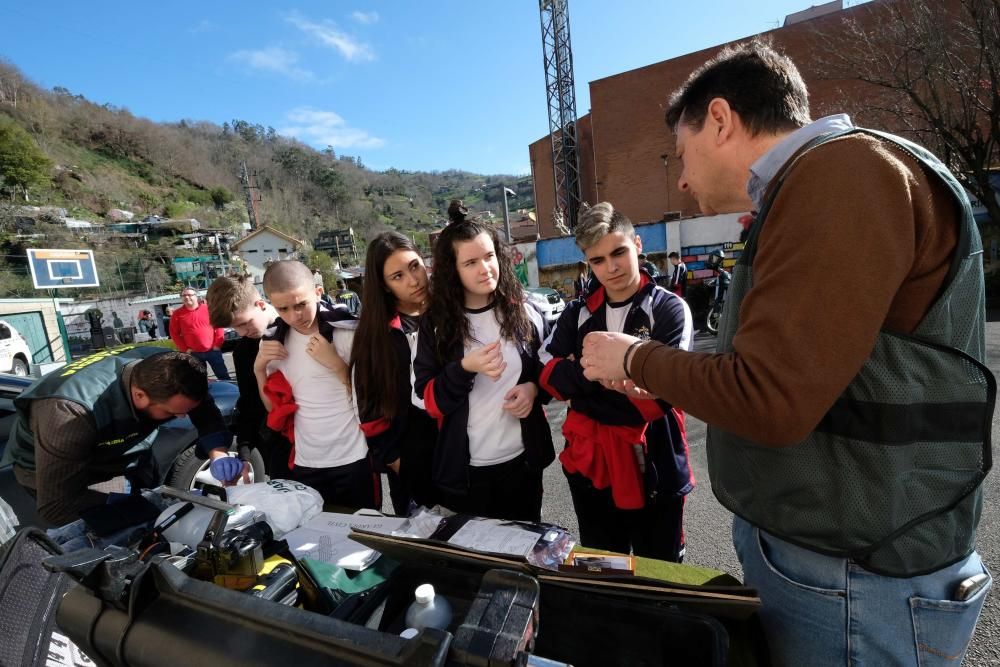 Exhibición Guardia Civil en el colegio San José de Sotrondio