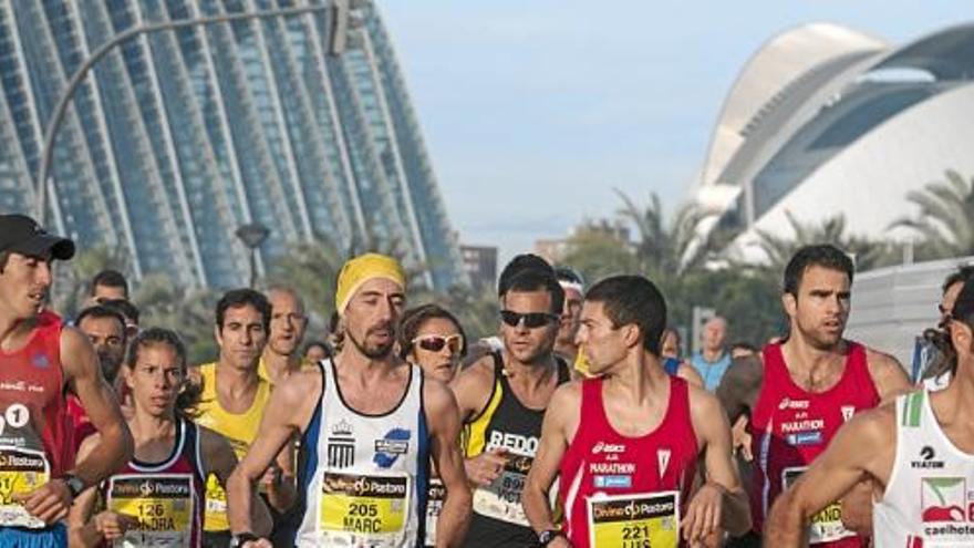 Gente corriendo en la Maratón Divina Pastora Valencia de 2012