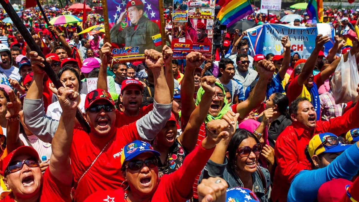 Cientos de personas participan en una manifestacion a favor del Gobierno del presidente de Venezuela Nicolas Maduro.