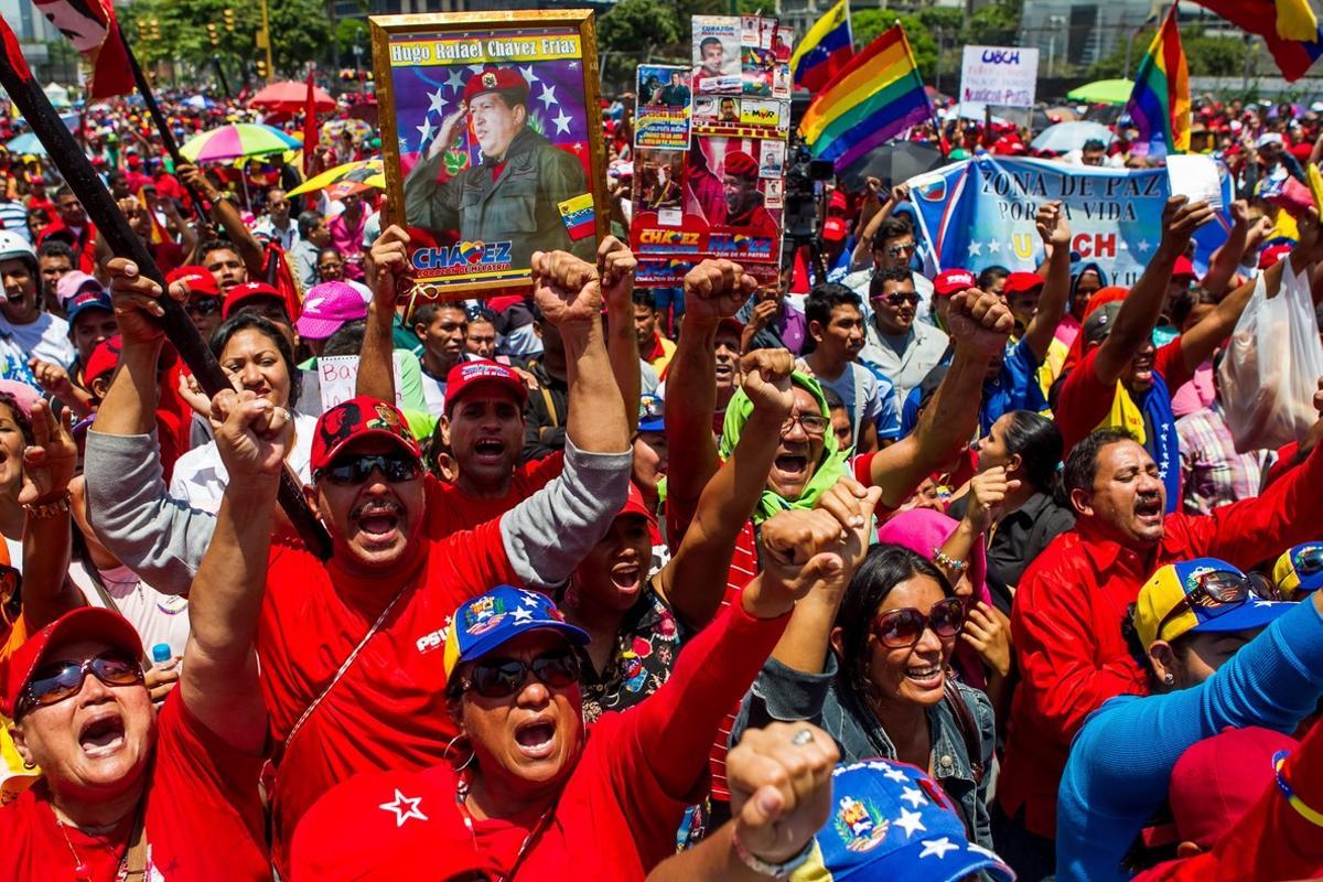 CAR106  CARACAS  VENEZUELA   26 03 2014 -Cientos de personas participan en una manifestacion a favor del Gobierno del presidente de Venezuela  Nicolas Maduro  y en conmemoracion del 20 aniversario de la salida del fallecido lider venezolano Hugoc Chavez de la carcel de Yare  en el sector Plaza Venezuela hoy  miercoles 26 de marzo de 2014  en Caracas  EFE MIGUEL GUTIERREZ