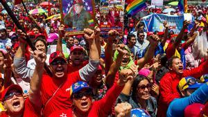 CAR106  CARACAS  VENEZUELA   26 03 2014 -Cientos de personas participan en una manifestacion a favor del Gobierno del presidente de Venezuela  Nicolas Maduro  y en conmemoracion del 20 aniversario de la salida del fallecido lider venezolano Hugoc Chavez de la carcel de Yare  en el sector Plaza Venezuela hoy  miercoles 26 de marzo de 2014  en Caracas  EFE MIGUEL GUTIERREZ