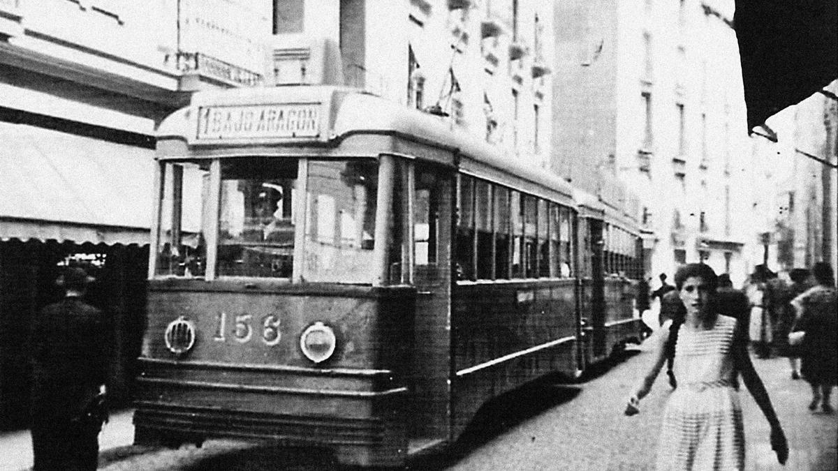 La 'línea 1. Bajo Aragón' en la desaparecida calle Valentín Zabala, 1955