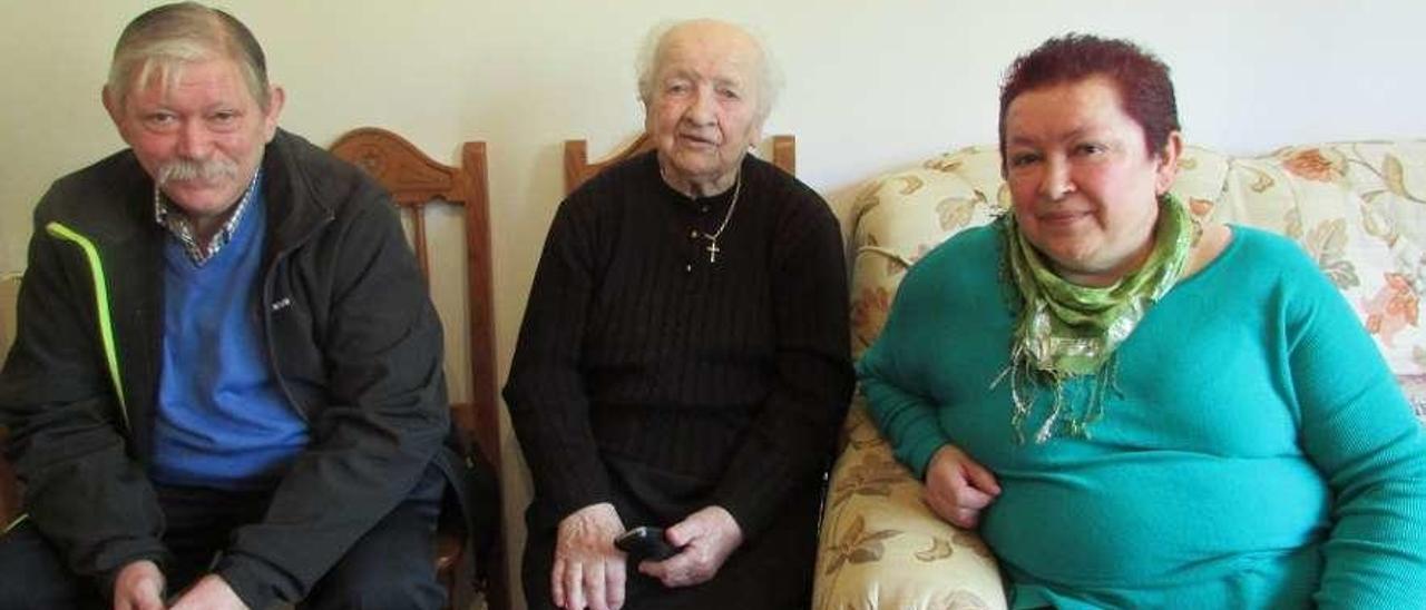 Guillermina Mier, en el centro, con sus hijos Manuel y Josefina Martínez Mier, el día que cumplió cien años.