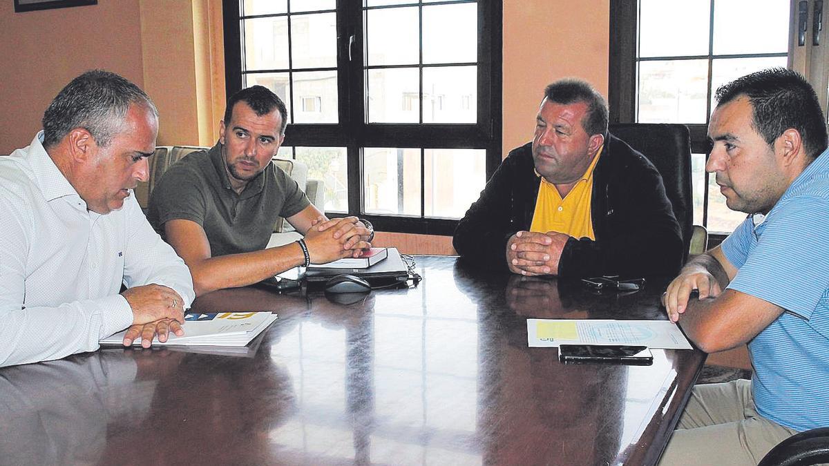 Tomás Pérez, primero por la izquierda, presenta en 2019 el proyecto del centro de salud al alcalde y ediles de Antigua.