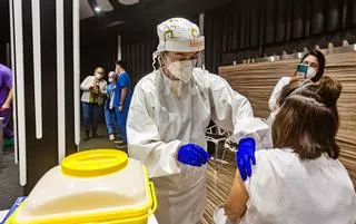 Los sanitarios de los centros privados reciben las primeras unidades a la espera de más dosis