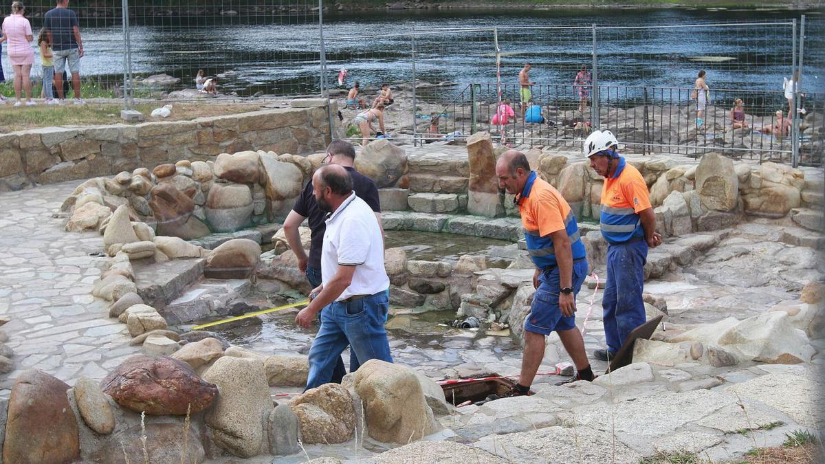 La brigada de obras inició ayer los trabajos de adaptación de las pozas de A Chavasqueira a la nueva ley. |  // IÑAKI OSORIO