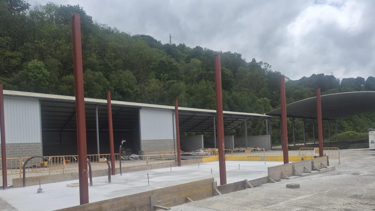 En primer término, obras para construir el aula de interpretación del compostaje.
