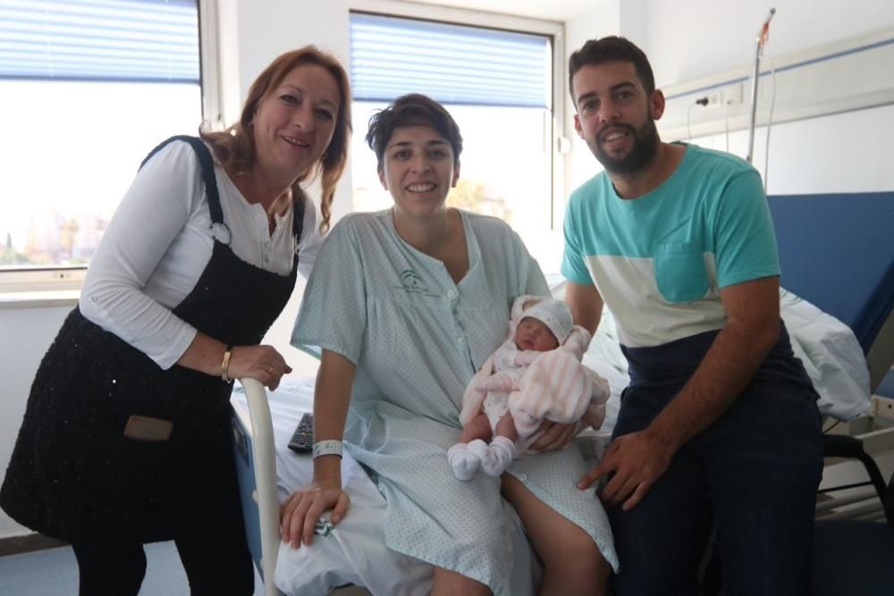 La pequeña Julia con sus padres, Estrella Morales y Juan Vázquez, y su abuela Estrella.