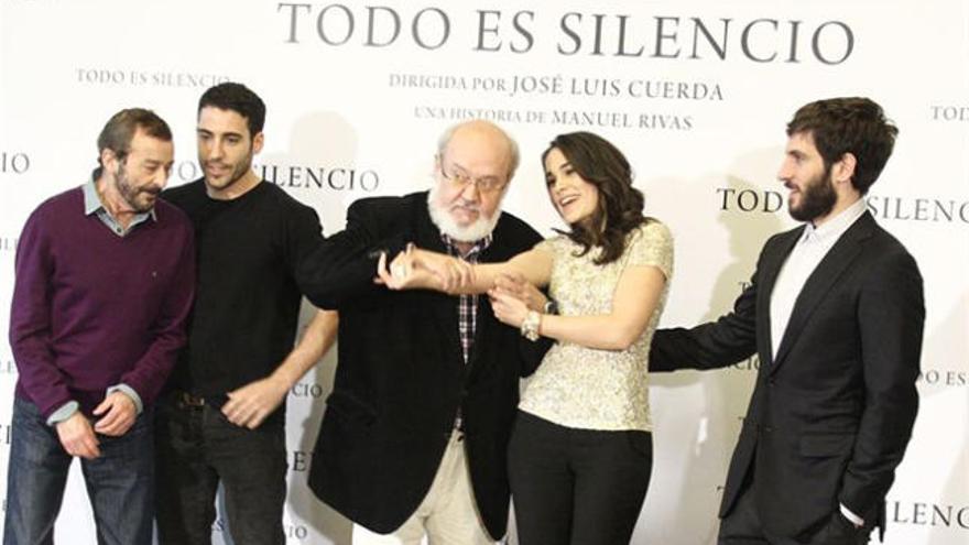 José Luis Cuerda, con el elenco de &#039;Todo es silencio&#039;.