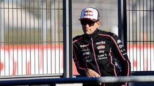 Jorge Martín observa los pilotos en pista desde el pitlane, durante los primeros test de pretemporada 2026 en Valencia