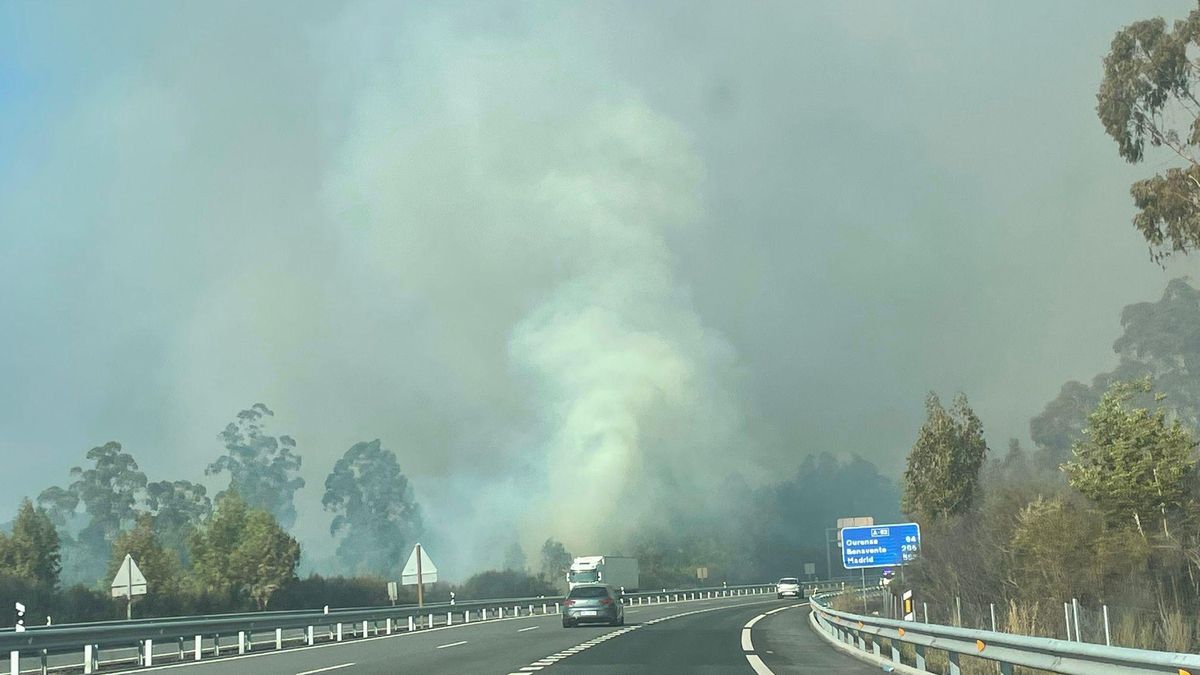 Un incendio cerca la A-52 a su paso por As Neves