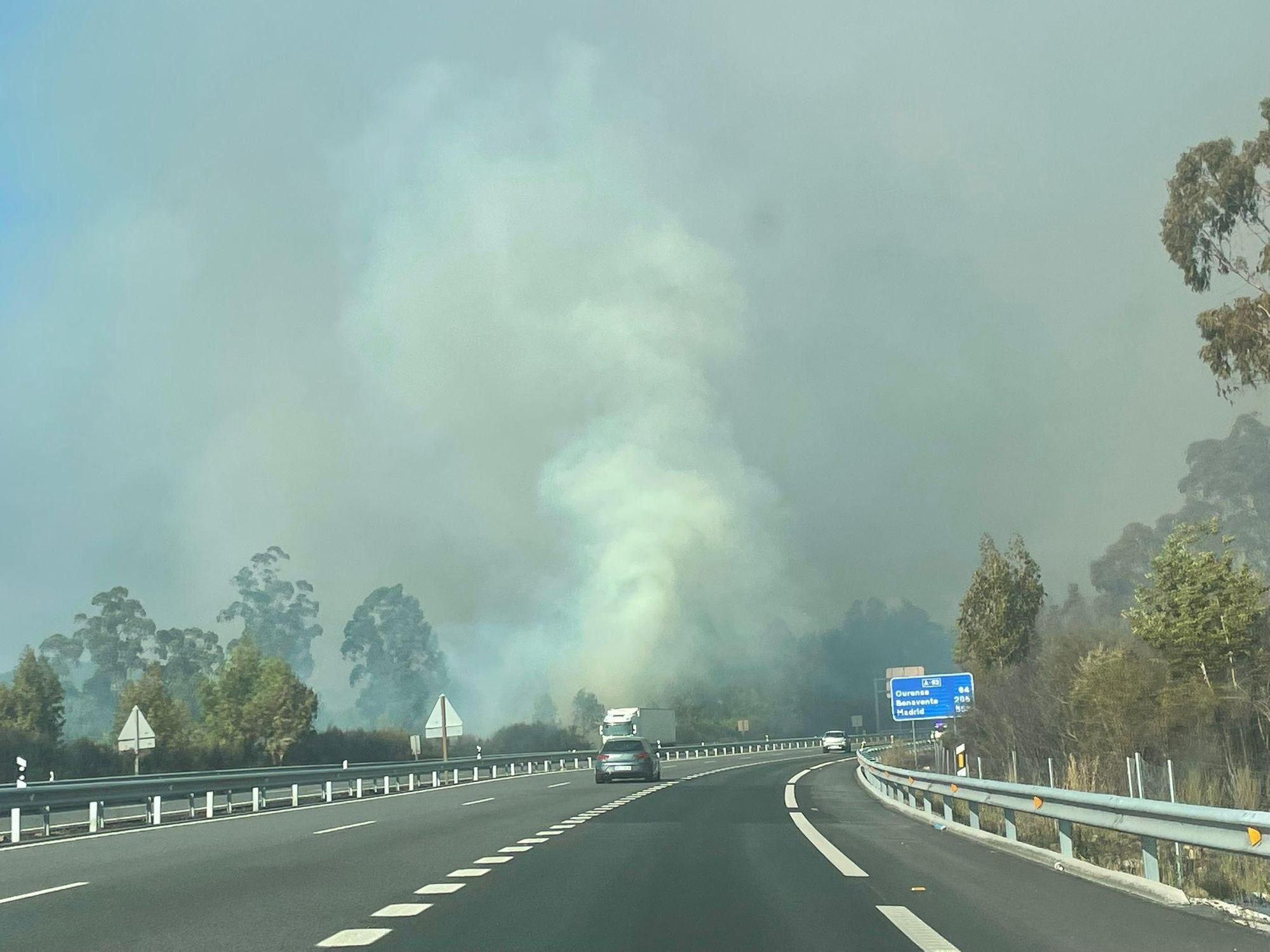 Un incendio cerca la A-52 a su paso por As Neves