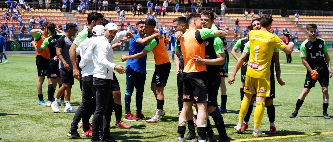 Dimas Carrasco y sus jugadores celebrando la victoria sobre el césped del Muñoz Pérez.