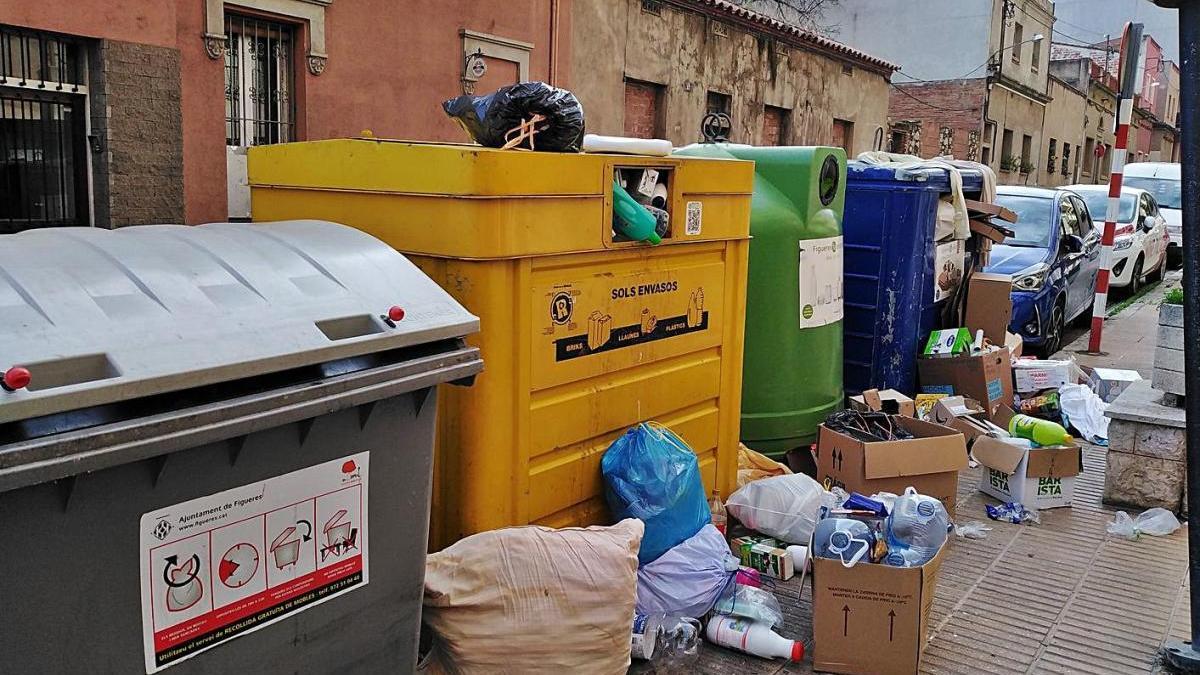 Deixalles acumulades a contenidors del carrer Pere III ahir a la tarda.