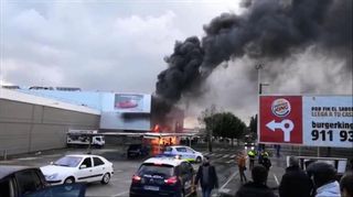 Los bomberos extinguen un incendio en el centro comercial Carrefour Alameda