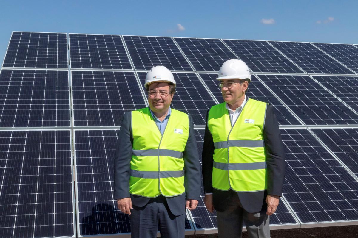 El presidente de la Junta de Extremadura, Guillermo Fernández Vara, y el de Iberdrola, Ignacio Sánchez Galán, durante el acto de colocación de la primera piedra de la planta fotovoltaica Núñez de Balboa, en marzo de 2019.