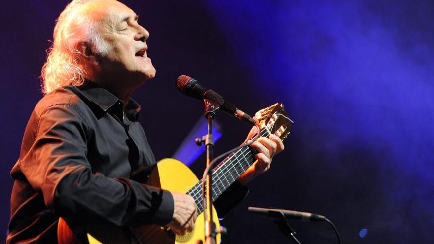 El veterano cantante Amancio Prada, durante un concierto en Rabat.