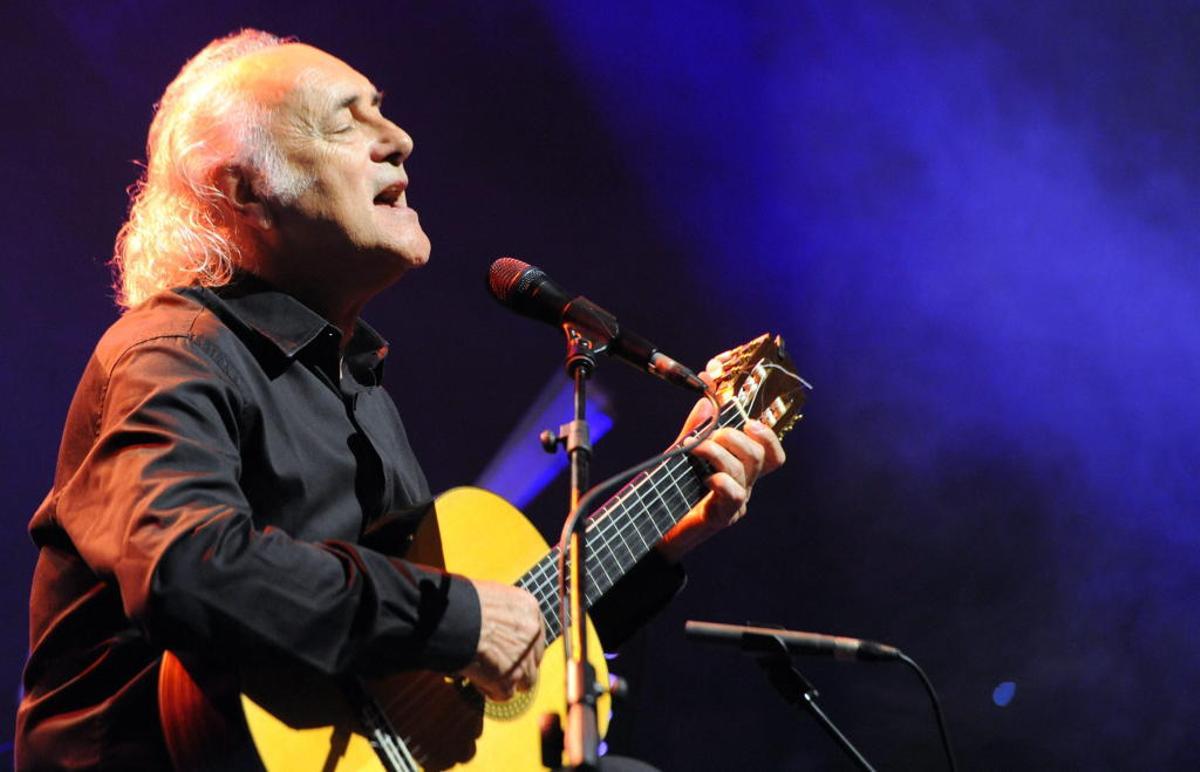 El veterano cantante Amancio Prada, durante un concierto en Rabat.